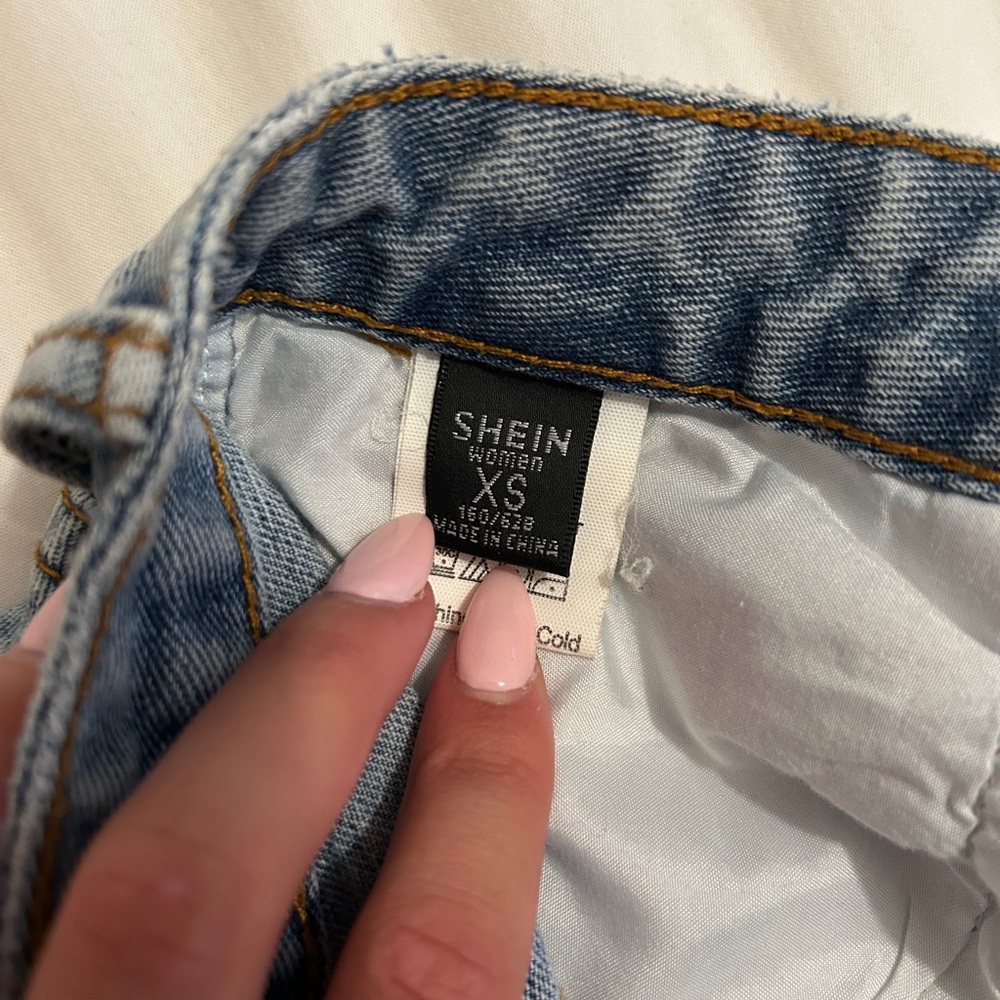 Medium length jeans shorts - Picture 3 of 4